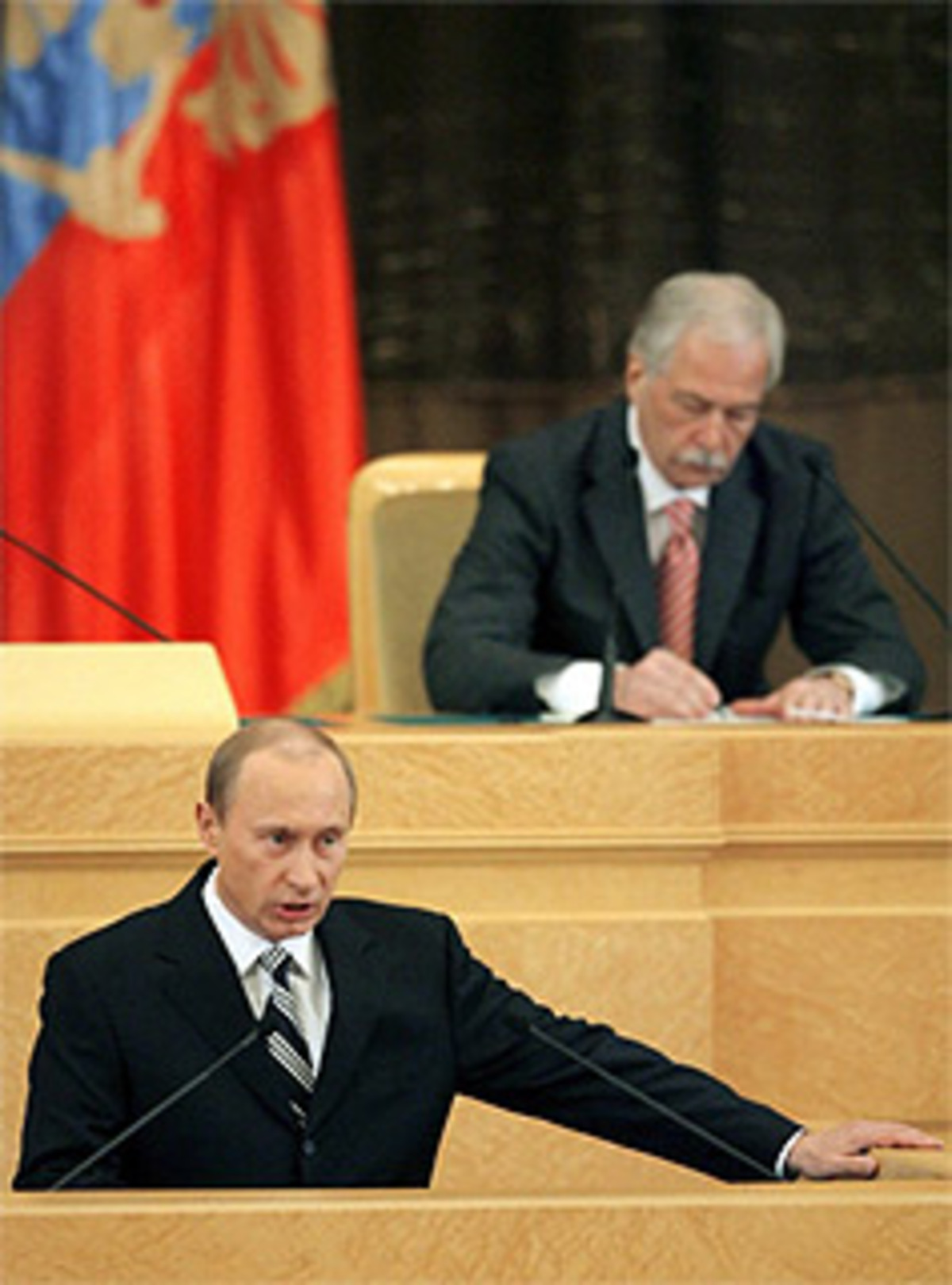 Andererseits sagte er: "Für mich ist es zu früh, mein politisches Testament zu machen." Nach der geltenden Verfassung muss Putin mit dem Ende des derzeitigen zweiten Mandats abtreten. Sollte er eine erneute Kandidatur anstreben, müsste die Verfassung geändert werden. Seine Anhänger hatten dies in der Vergangenheit verschiedentlich in Erwägung gezogen.