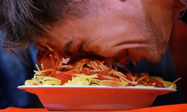 Spompanudeln? Spaghetti Spampanata? Schauspieler Barry Keoghan steckte bei einer Ehrung sein Gesicht in einen Teller Pasta.