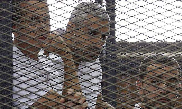 Die drei veurteilten Journalisten Peter Greste, Mohammed Fadel Fahmi und Baher Mohamed