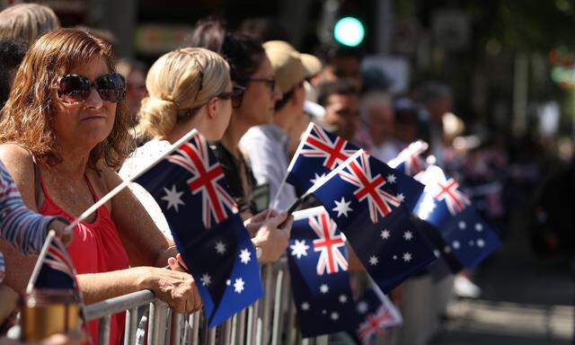 „Gründungstag“ oder „Tag der Invasion“? Australier warten am Nationalfeiertag in Melbourne auf eine Parade.