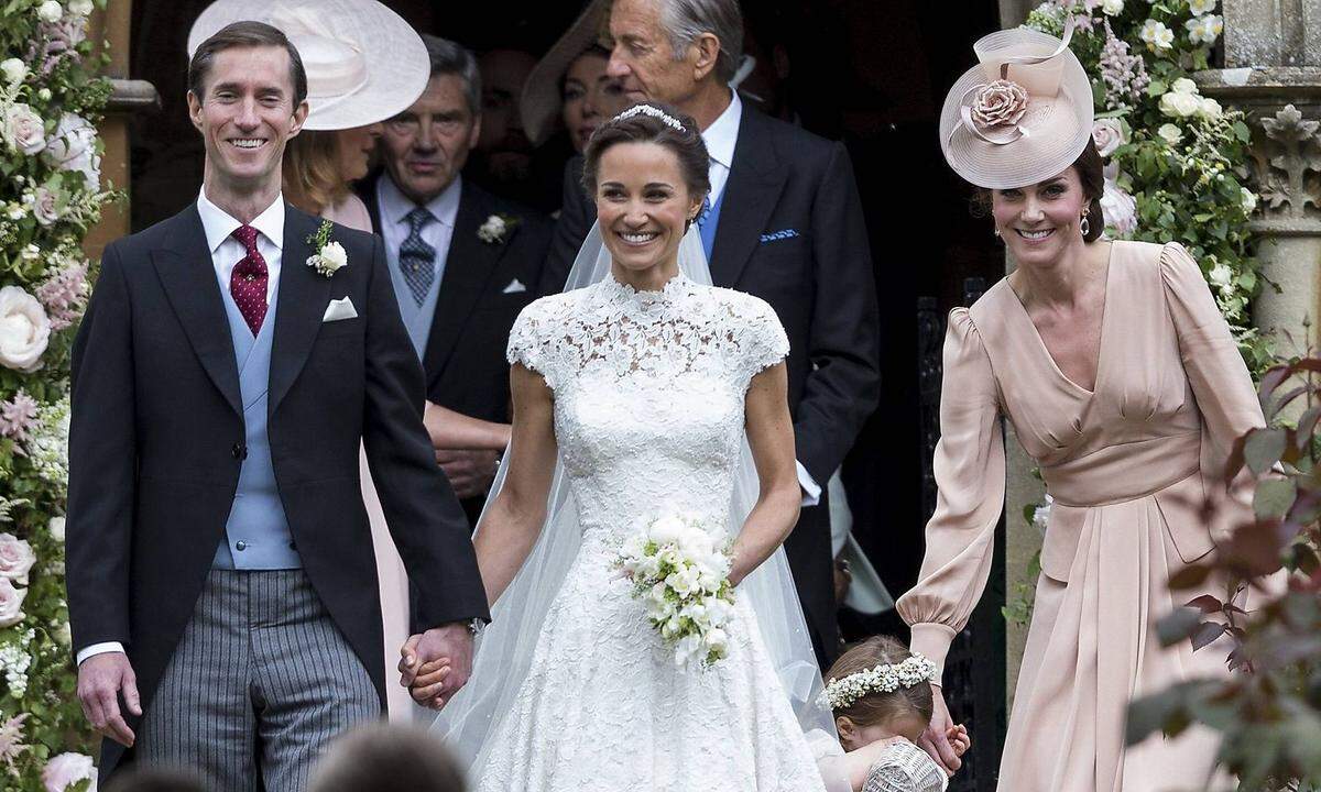 Wer durch eine Hochzeit berühmt wird, will bei seiner eigenen wohl besonders strahlen: Pippa Middleton, kleine Schwester der britischen Herzogin Catherine, tat sich 2017 durch ihre Hochzeit mit dem Financier James Matthews hervor, die knapp eine Million Pfund gekostet haben soll - 44 Mal so viel wie eine durchschnittliche britische Hochzeit. Der große Tag im Mai war ein Schaulaufen des Konservatismus der britischen Oberschicht - und war durchgetaktet bis ins letzte Detail. Um die Braut nicht zu überschatten, durfte Prinz Harrys Freundin Meghan Markle nicht an der Trauung teilnehmen - sie wurde heimlich zur Party gefahren. Von wegen Fest der Liebe.