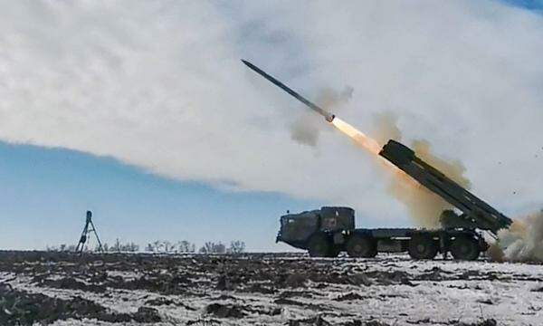 Die Besatzung eines Tornado-S-Mehrfachraketenwerfers einer Garde-Raketenartillerie-Brigade des russischen Militärbezirks West im Raum Kupjansk am 3. Dezember 2023.