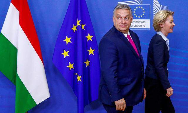 FILE PHOTO: Hungarian Prime Minister Viktor Orban meets European Commission President Ursula von der Leyen in Brussels