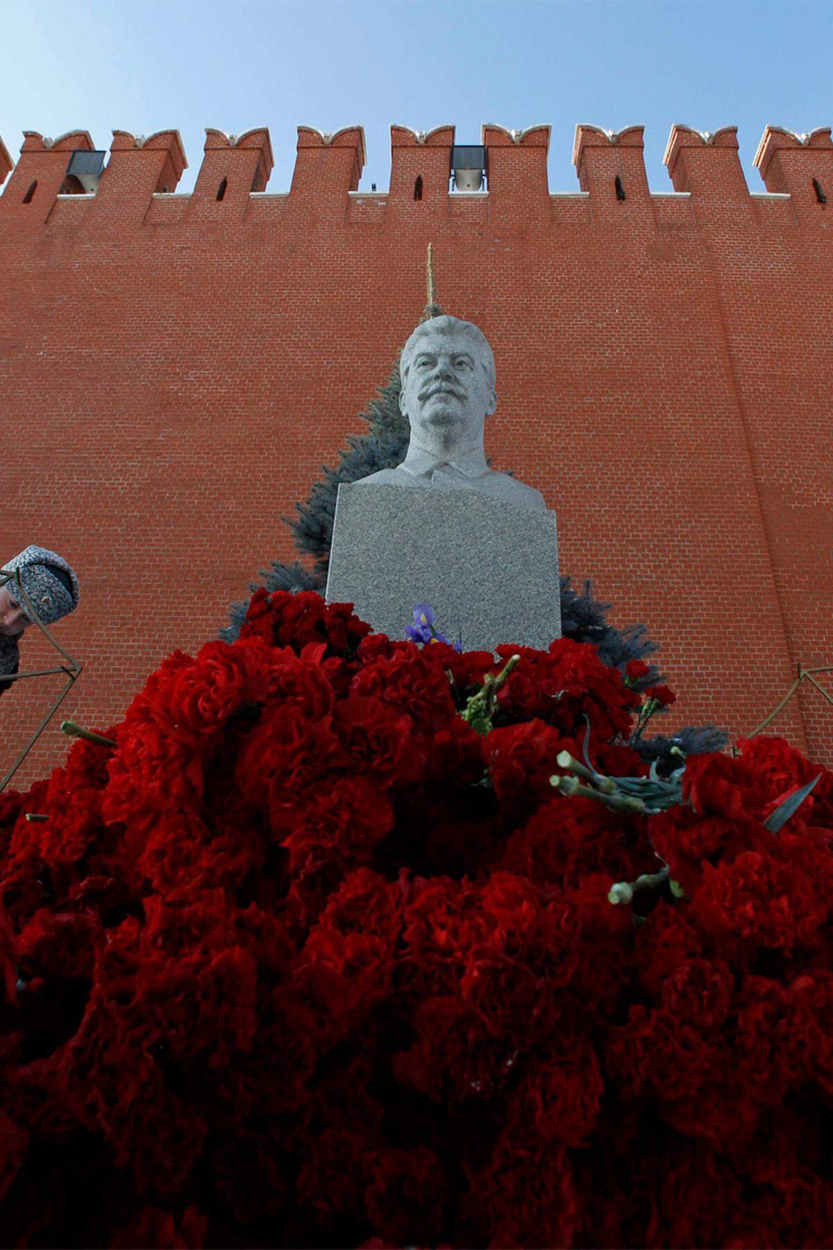 „Das Herz des Kampfgefährten und genialen Fortsetzers der Sache Lenins, des weisen Führers und Lehrers der Kommunistischen Partei und des Sowjetvolkes, Josef Stalin, hat aufgehört zu schlagen.“ Am frühen Morgen des 6. März 1953 verkündet Radio Moskau den Tod eines der schlimmsten Despoten der Geschichte. Die Umstände seines Sterbens blieben lange im Dunkeln, alle Details sind auch heute noch nicht geklärt.(Bild: Stalins Grab am 5. März 2013, dem 60. Todestag)