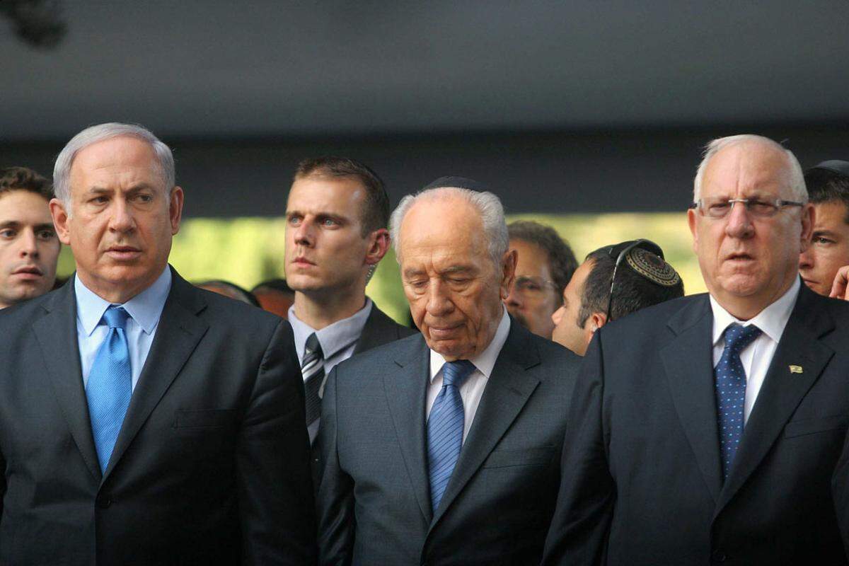 Mit dem Präsidentenamt erfüllt sich für den "freundlichen Falken" (Nachrichtenagentur AFP) ein Taum: Rivlin (Spitzname: Rubi) war bereits vor sieben Jahren angetreten, musste damals aber eben Peres (links im Bild) den Vortritt lassen.