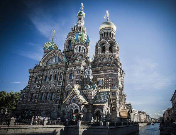 St. Petersburg, Russland. Die Kirche mit den emaillierten Kuppeln wurde nach dem Vorbild der Moskauer Basilius-Kathedrale von 1883 bis 1912 an der Stelle erbaut, an der Kaiser Alexander II. einem Attentat zum Opfer fiel. Die Blutskirche, wie sie auch heißt, diente nie sakralen Zwecken, sondern wurde als Denkmal konzipiert. Heute ist die Auferstehungskirche als Museum öffentlich zugänglich und enthält eine der größten Mosaiksammlungen Europas.
