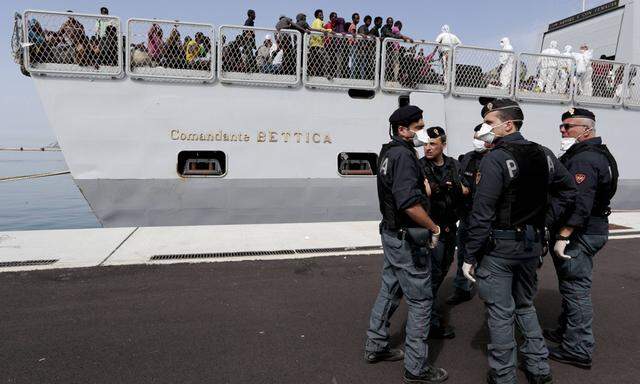 AKTUELLES ZEITGESCHEHEN Schiff mit Fl�chtlingen erreicht Hafen im italienischen Salerno May 5 2015