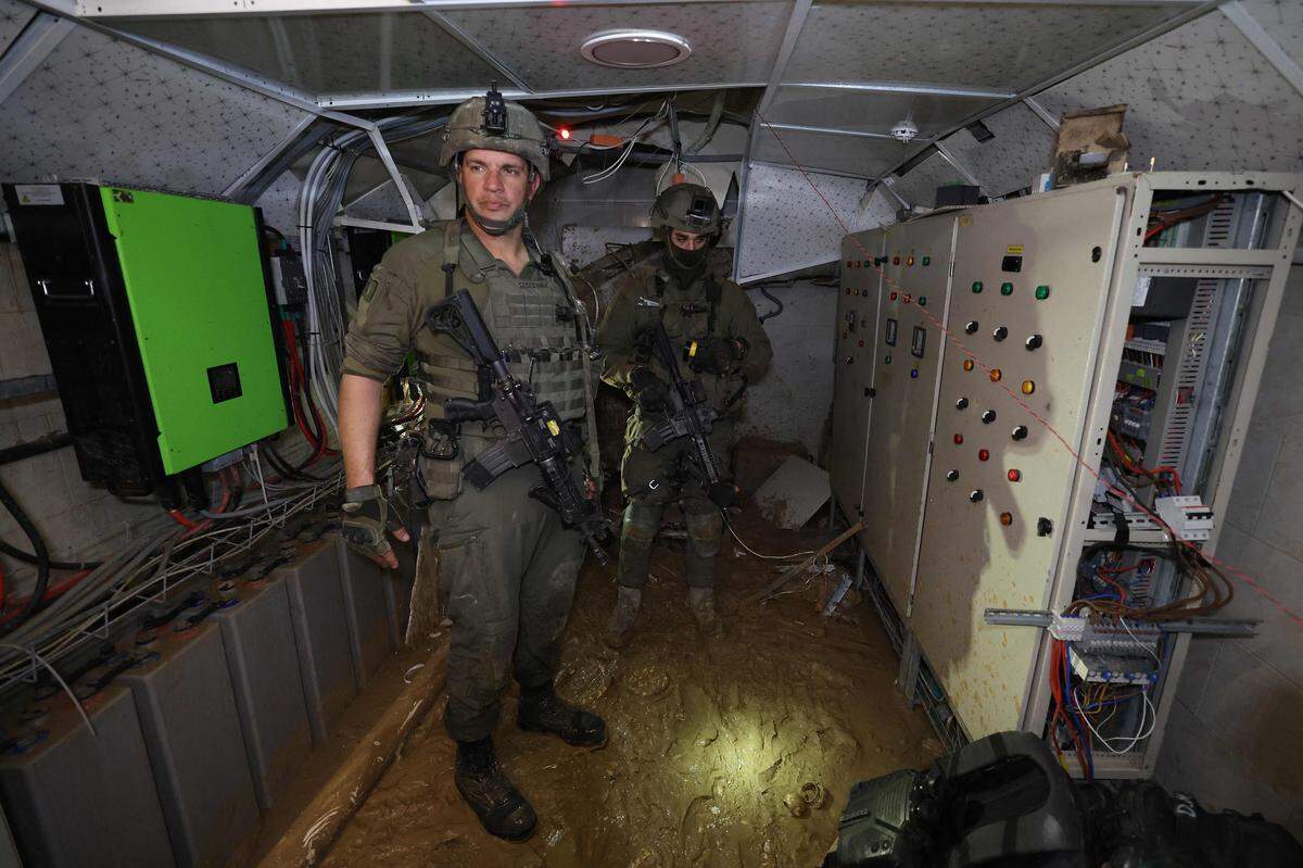 Bilder aus dem Tunnel beim UNRWA-Hauptquartier, die während der Medientour des israelischen Militärs am 8. Februar gemacht wurden.