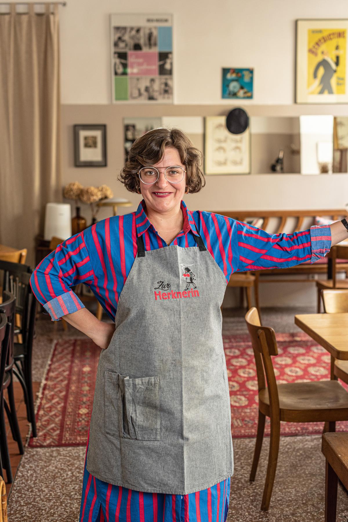 Stefanie Herkner führt das Wirtshaus „Zur Herknerin“ in Wien Wieden. Auf der Karte sowie in ihrem Kochbuch „Wiener Küche mit Herz“ (Brandstätter Verlag) findet man Gerichte aus ihrer Kindheit – Grießnockerl, Faschierter Braten, Sarma. Mit ihrem Essen will sie Menschen berühren, und das scheint ihr zu gelingen. Das für sie schönste Lob kam von einer Urlauberin, die sagte: „Ihr Essen macht mich richtig glücklich.“