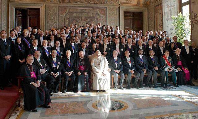 Papst Franziskus und das Diplomatische Corps bei einer Audienz im Vatikan.