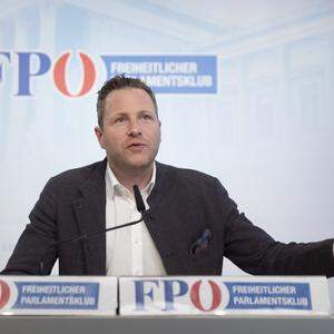 „Asylwerber bekommen alles unter der Einheitspartei“, beschwerte sich FPÖ-Generalsekretär Michael Schnedlitz.