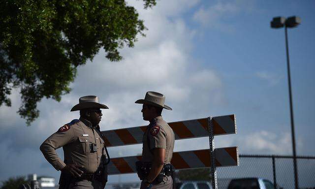 Zwei Officers des Texas Highway Patrol vor der betroffenen Highschool in Santa Fe.