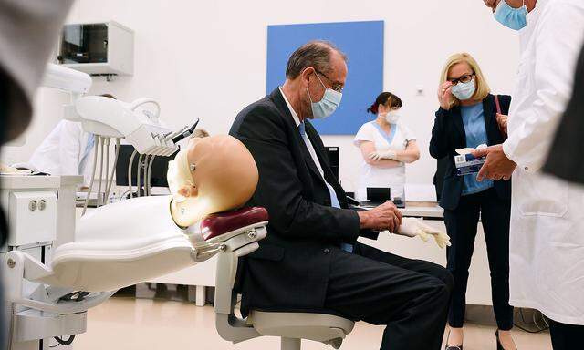 Bildungsminister Heinz Faßmann (ÖVP) überzeugte sich von der Qualität der Präsenzlehre and er Wiener Med-Uni. Der Anteil der Studierenden, die dort in Mindestzeit studieren, ist - anders als an den "normalen Unis" - sehr hoch.