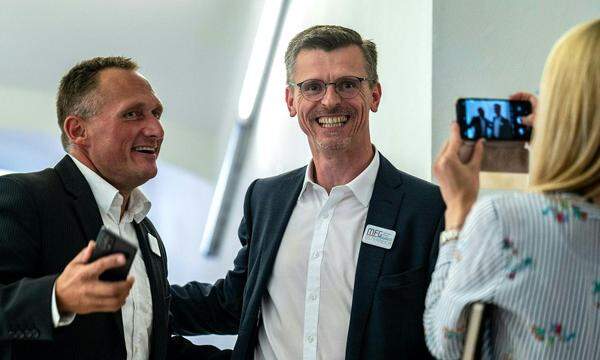 Archivbild: Gerhard Pöttler und Spitzenkandidat Joachim Aigner (MFG) im Rahmen der Landtagswahl in Oberösterreich, am 26. September 2021 in Linz.