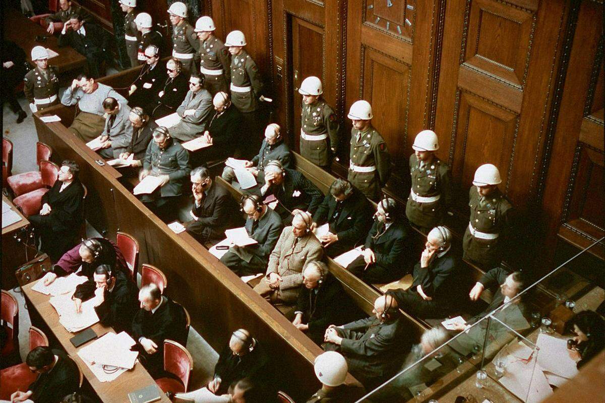 Die Alliierten einigten sich am 30. Oktober 1943 in der "Moskauer Erklärung" die "Gräueltaten im besetzten Europa" nach Kriegsende zu bestrafen. Der erste - und einzige - Prozess vor dem Internationalen Militärgerichtshof begann am 20. November 1945 in Nürnberg. Am 1. Oktober 1946 ergingen zwölf Urteile zum Tod durch den Strang, sieben langjährige bzw. lebenslange Haftstrafen und drei Freisprüche. &gt;&gt; Was aus der NS-Führung wurde 