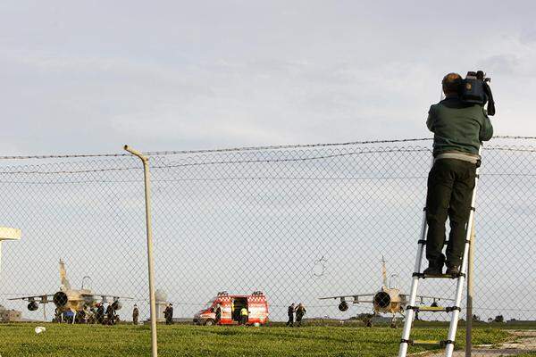 Nun werden die Piloten einvernommen. Italien hat auf den Vorfall reagiert, indem es seine Luftwaffenstützpunkte in Alarmbereitschaft versetzte.