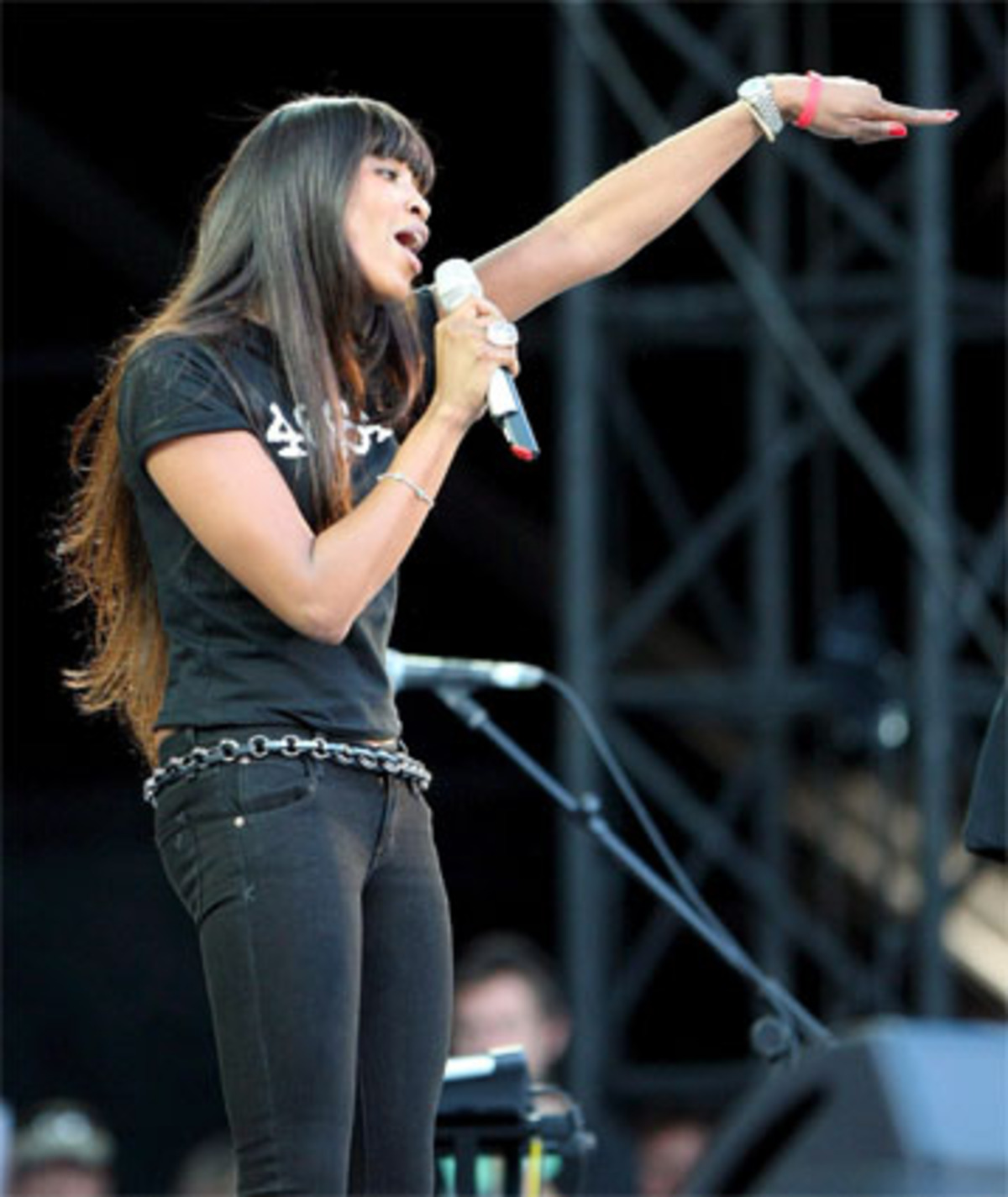 Auch an ihren Nebenprojekten zeigt sich, dass die Frau nicht einseitig ist. Eine Sangeskarriere begründet sie mit ihrer CD "Baby Woman", sie bringt den autobiografischen Roman "Swan" heraus - schreibt ihn aber nicht selbst - und verkauft unzählige Duftflakons unter ihrem Namen, der sich längst als Marke etabliert hat.