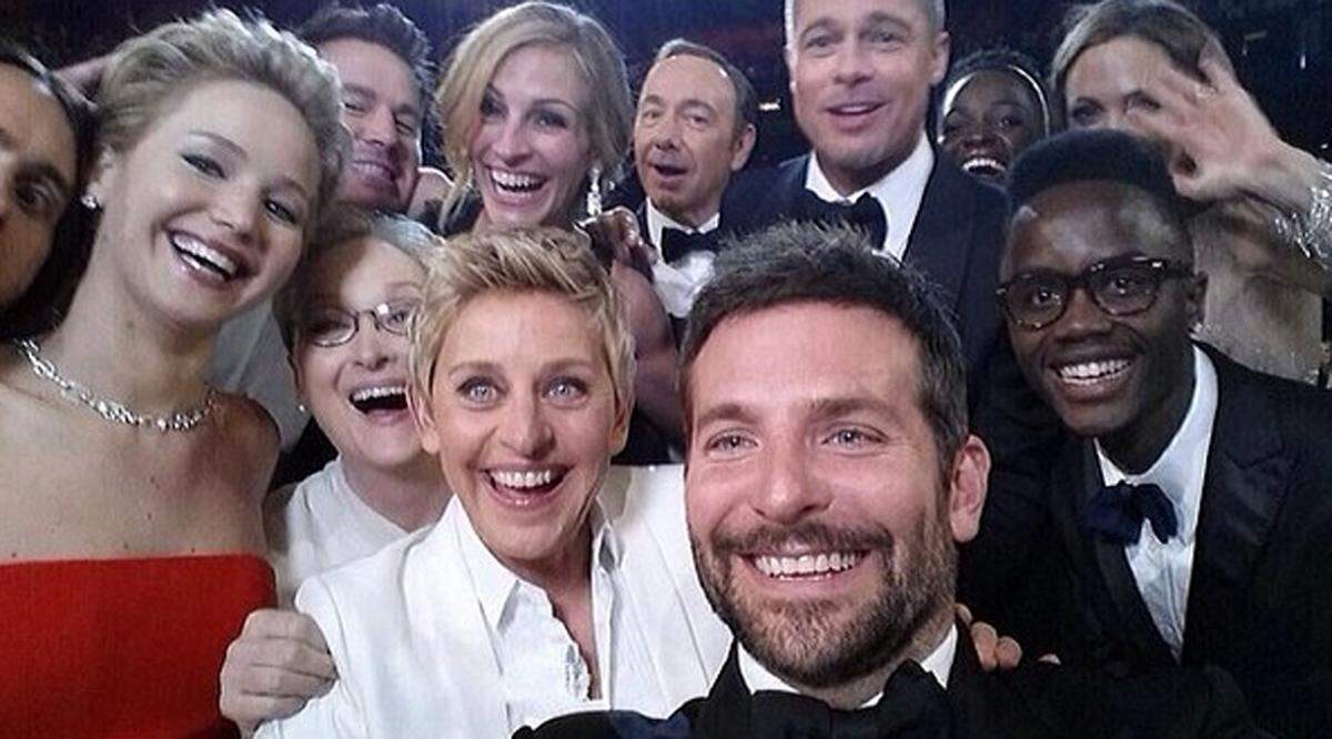Ein Selfie mit mehreren Personen nennt sich Ussie (aus dem englischen von us für uns). Das wohl berühmteste Ussie schoss Moderatorin Ellen DeGeneres bei den Oscars.
