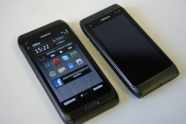 Die Unterschiede zum N8, dem ersten Nokia-Handy mit Symbian^3, liegen im Detail, Von außen ähneln sie sich stark, auch wenn das E7 deutlich größer und schwerer ist.