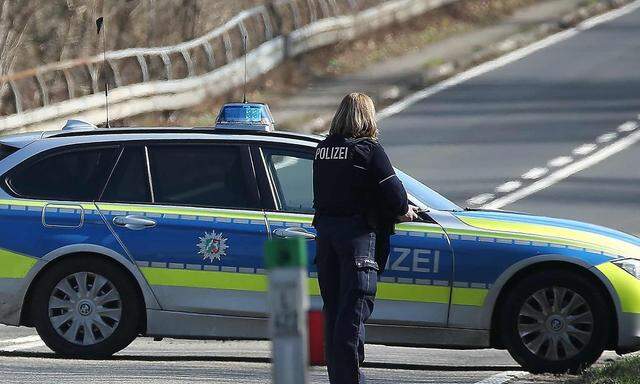 Symbolbild. Die Düsseldorfer Polizei ermittelt nach dem gewaltsamen Tod einer 15-Jährigen.