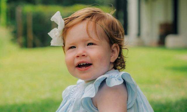 Lilibet Diana Mountbatten-Windsor, so der volle Name des Geburtstagskinds, soll ihrem Vater ähnlich schauen.