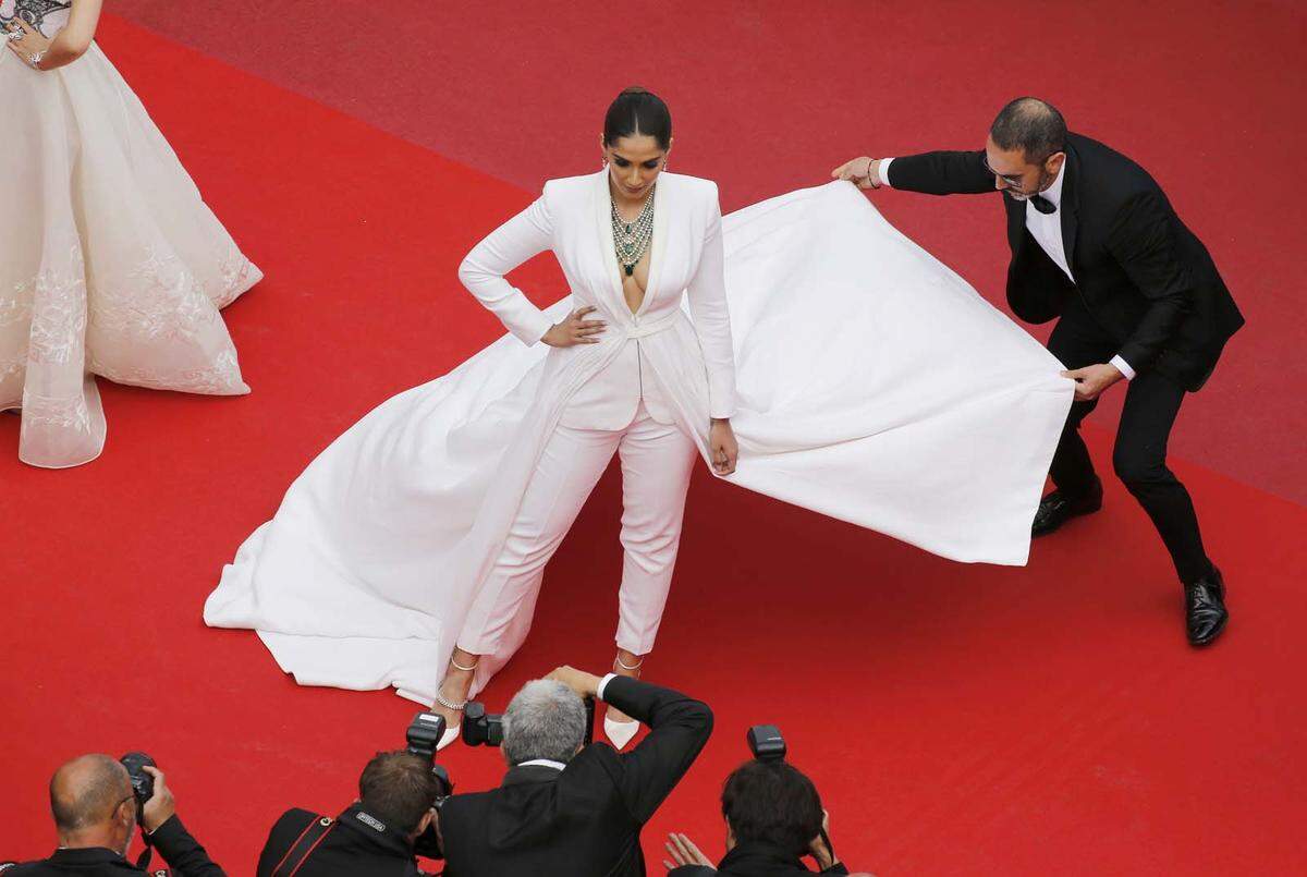 Und noch eine indische Schönheit: Sonam Kapoor in Ralph &amp; Russo.