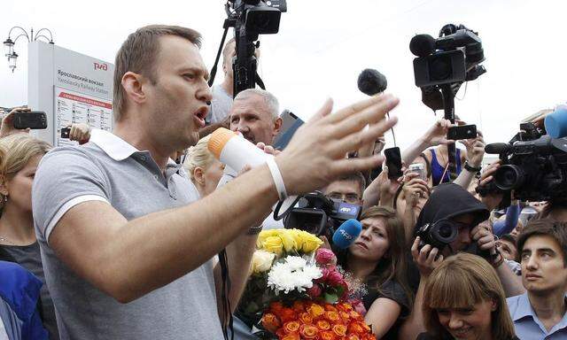 Russian protest leader Alexei Navalny addresses supporters and journalists after arriving from Kirov at a railway station in Moscow