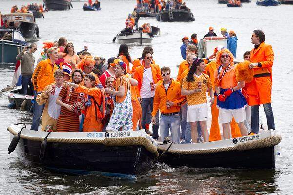 Für die zahlreichen Schaulustigen in Orange gehen die Feierlichkeiten weiter. Die Hunterttausenden werden auf Willem-Alexander (Spitzname "Prins Pilsje") anstoßen. Besonders beliebt war am Dienstag beispielsweise ein Glas mit der Aufschrift "Prinz Pils wird König Bier, ein guter Grund zum Anstoßen."