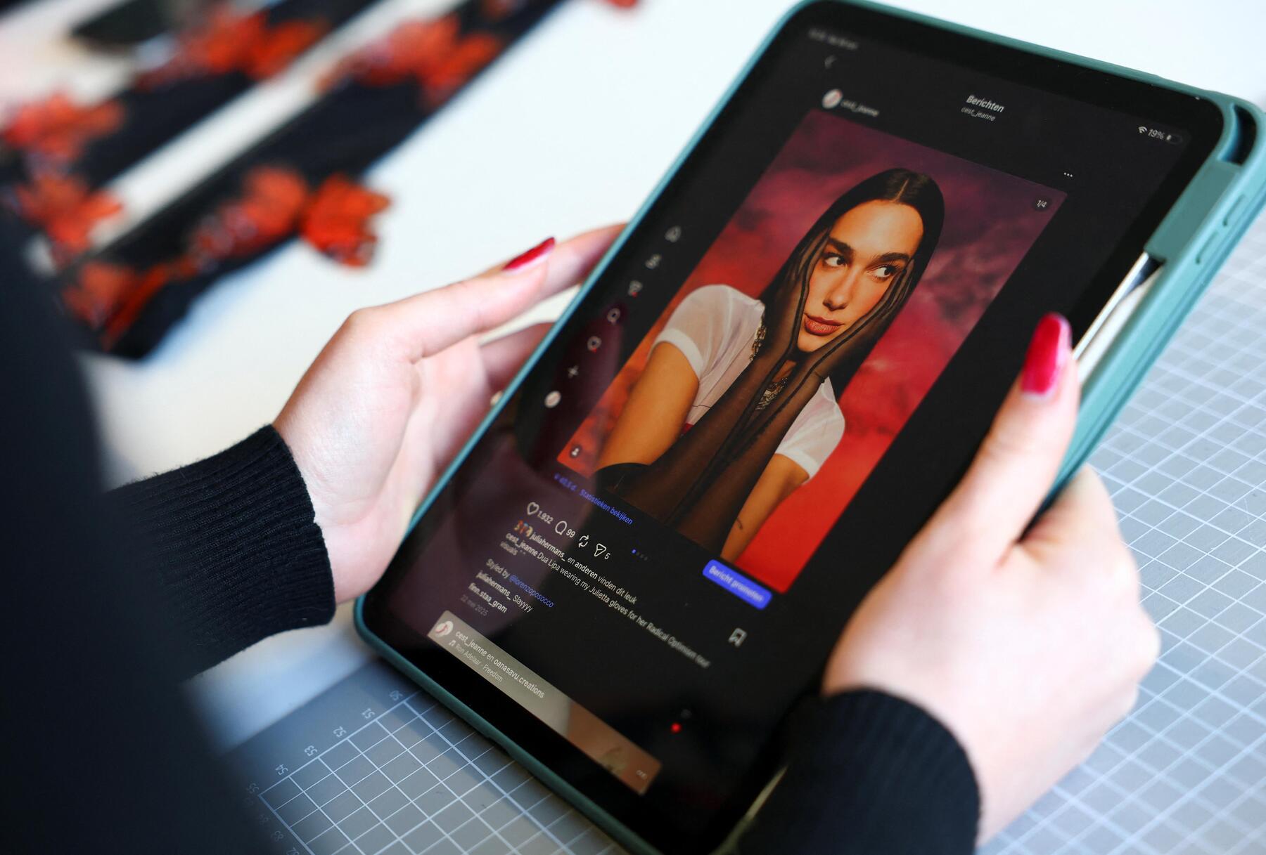 Dua Lipa will von Samsung 15 Millionen US-Dollar an Schadenersatz