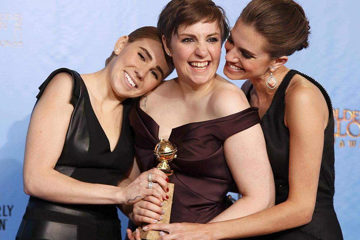 Zur besten Comedy-TV-Serie gekürt wurde Lena Dunhams Hit "Girls". Die Serie über Mittzwanziger in New York stach "The Big Bang Theory", "Episodes", "Modern Family" und "Smash" aus.Im Bild: Lena Dunham (Mitte) mit ihren Co-Stars Allison Williams (rechts) und Zosia Mamet