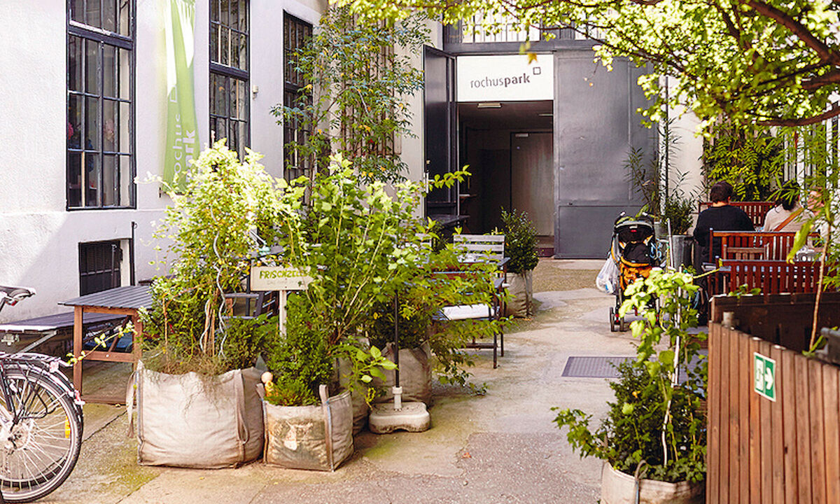 Gemütliche Ecke 2: Der grüne Eingangsbereich zum Rochuspark in Wien Landstraße wird auch als Kommunikationsort genutzt.