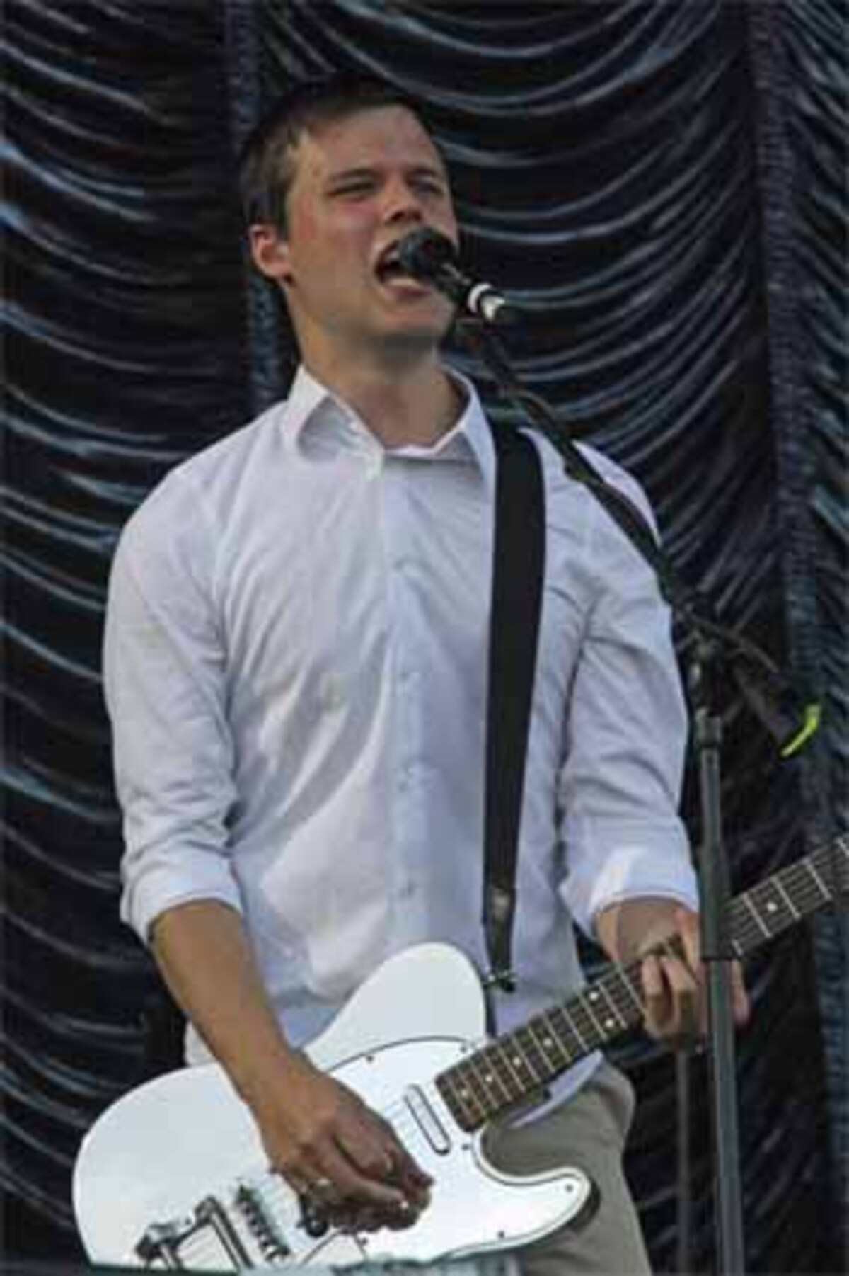 In Melodien gegossene Schwermut machte sich derweil auf der Hauptbühne bei den Briten von White Lies breit.  Nicht umsonst wird der Gesang von Harry McVeigh gerne mit jenem des Joy Division-Sänger Ian Curtis verglichen: In beiden klingt das trotzige Selbstbewusstsein eines Todessehnsüchtigen mit. "„To Lose My Life"“ heißt passend dazu auch das erste Album der Band.