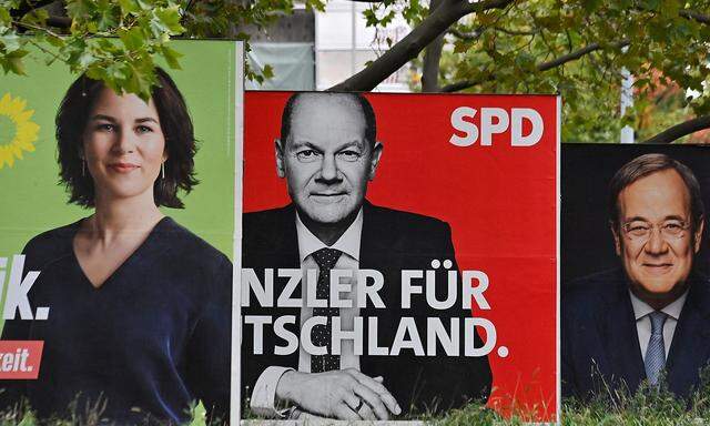Wer mit wem? Wahlplakate in Berlin mit Annalena Baerbock, Olaf Scholz und Armin Laschet. 