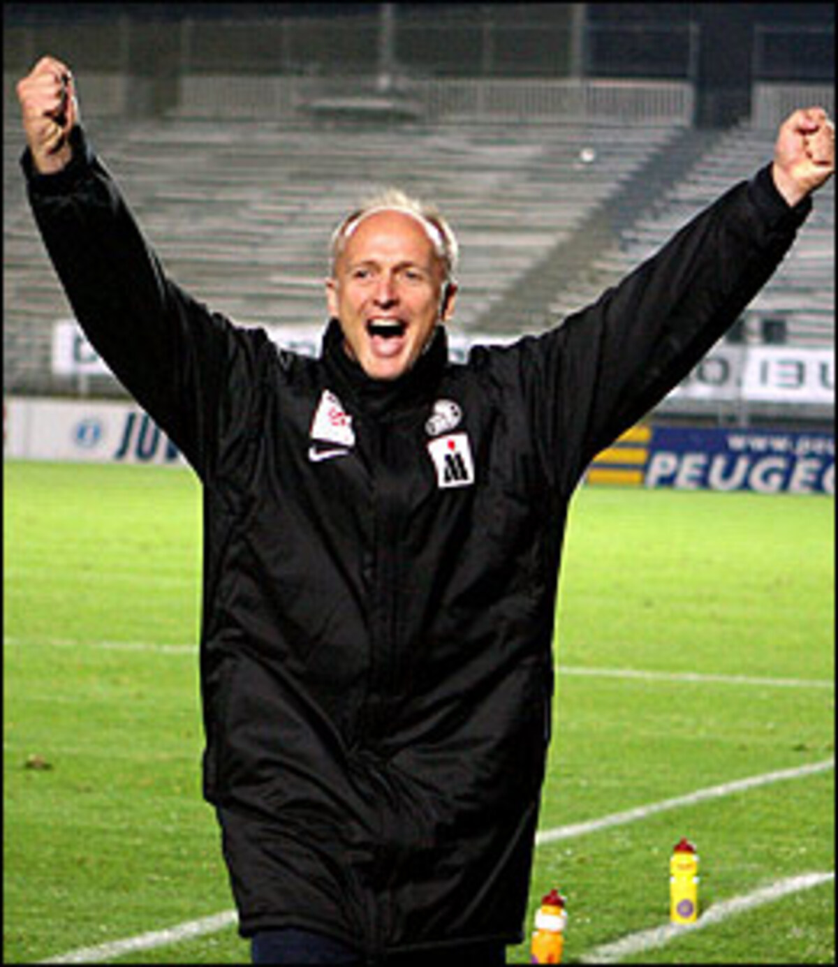 28. SeptemberÖsterreichs Fußball-Double-Gewinner Austria Wien qualifiziert sich nach dem 1:1 im Hinspiel mit einem 1:0-Heimsieg über Legia Warschau als einziges Bundesliga-Team für die UEFA-Cup-Gruppenphase. Pasching (Gesamtscore 0:3 gegen AS Livorno) und Salzburg (2:4 gegen Blackburn Rovers) scheitern dagegen bereits in Runde eins.