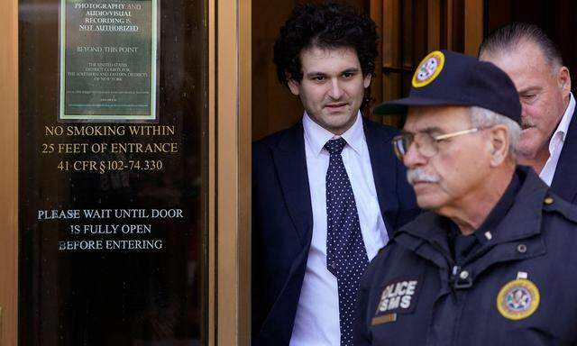FTX-Gründer Sam Bankman-Fried verlässt ein Gerichtsgebäude in New York City (Archivbild)