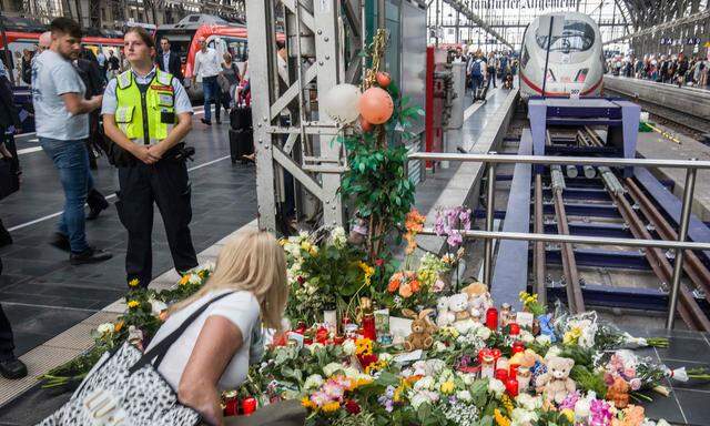 Passanten gedenken am Hauptbahnhof Frankfurt des ermordeten achtjährigen Buben mit Blumen und Teddybären. 