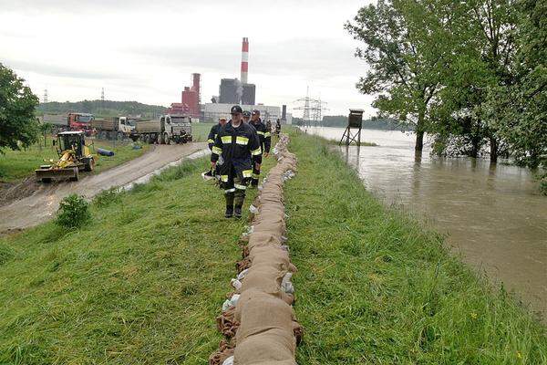 Eine Hundertschaft an Helfern rückte aus, um ein Brechen des Damms zu verhindern.