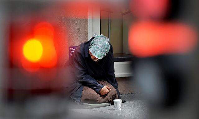 Archivbild: Eine Bettlerin in Salzburg