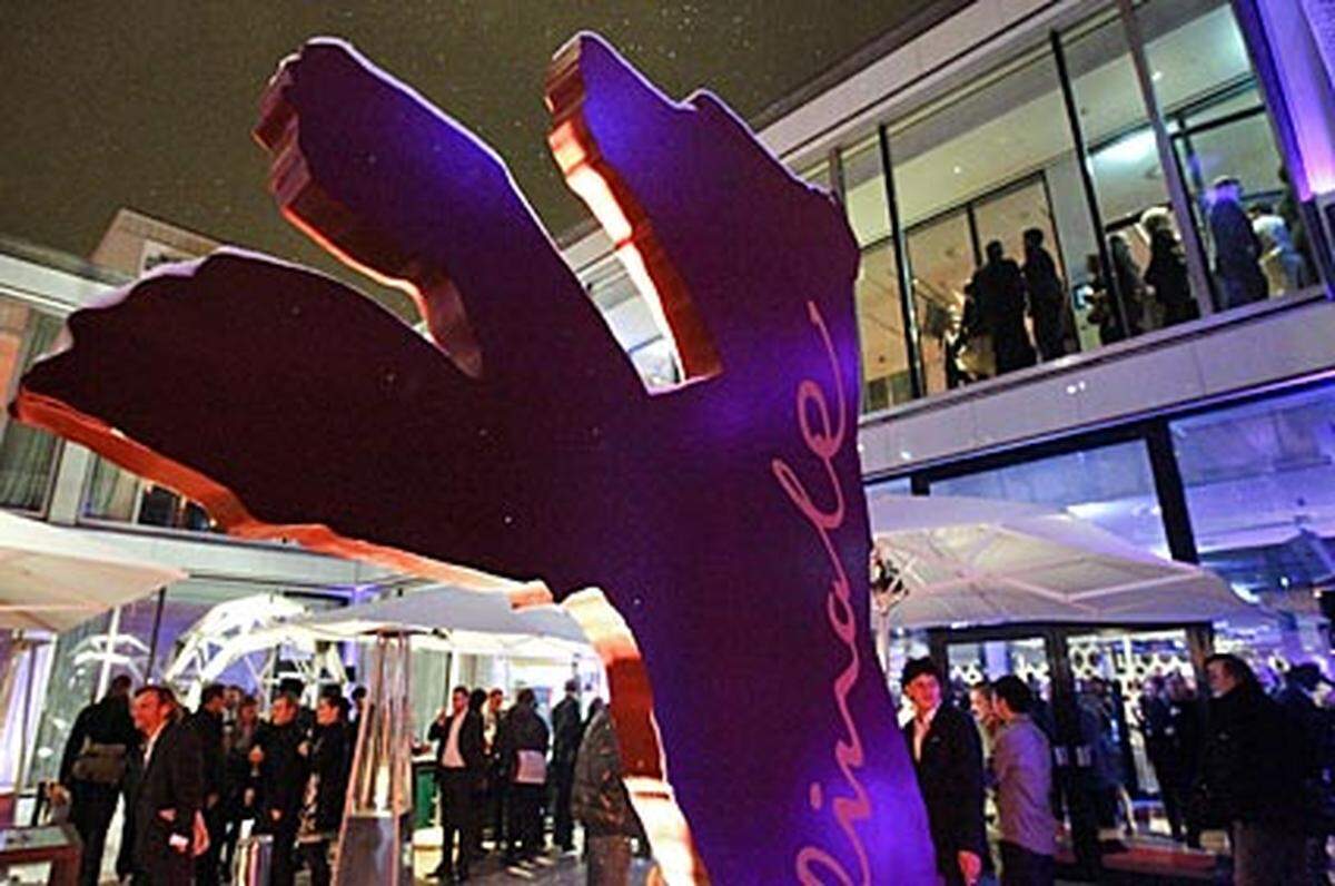 Wie jedes Jahr Anfang Februar öffnete die Berlinale am Donnerstagabend ihre Tore. Die 60. Auflage des Filmfestivals startete mit der chinesischen Tragikomödie "Tuan Yuan" (Getrennt zusammen). Während bis zum 21. Februar rund 400 Filme gezeigt werden, drängte sich auch schon die Prominenz auf dem Red Carpet.