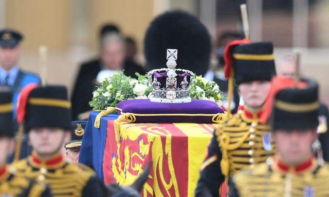 Vom Palast zum Parlament wird die Queen von einem Trauerzug begleitet.