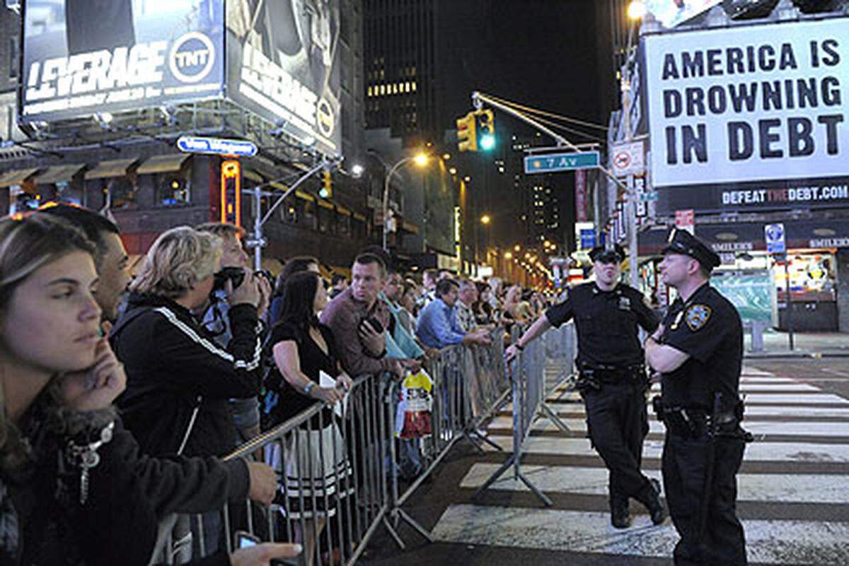 In New York wurde am Abend des 1. Mai der Times Square evakuiert, nachdem ein Polizist Rauch aus einem geparkten Auto kommen sah. Tatsächlich handelte es sich um eine Autobombe.