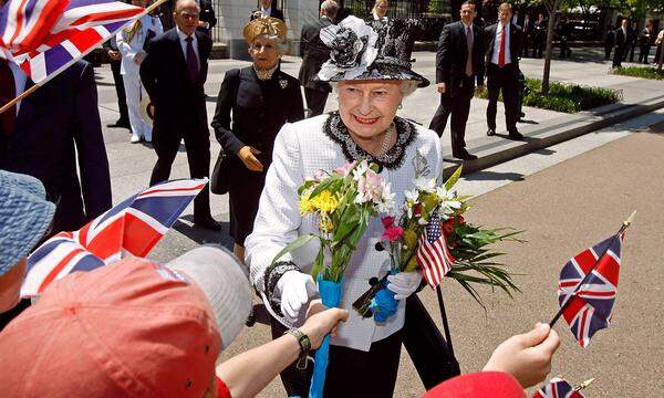 Die Anerkennung für Elizabeth II. soll demnach 2026, im Jahr ihres 100. Geburtstages, enthüllt werden.
