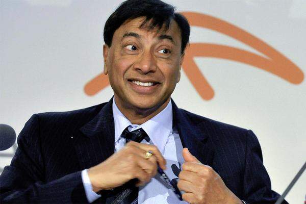 Angesichts der neuen "Forbes"-Liste hat er eigentlich nichts zu lachen: Lakshmi Mittal. Der indische Stahlmagnat ist der größte Verlierer 2011. Er flog zum ersten Mal seit 2004 aus den Top Ten und ist nur noch auf Platz 21. Mit einem Vermögen von 20,7 Milliarden Dollar (2010: 31,1 Mrd.) dürfte das aber erträglich sein.