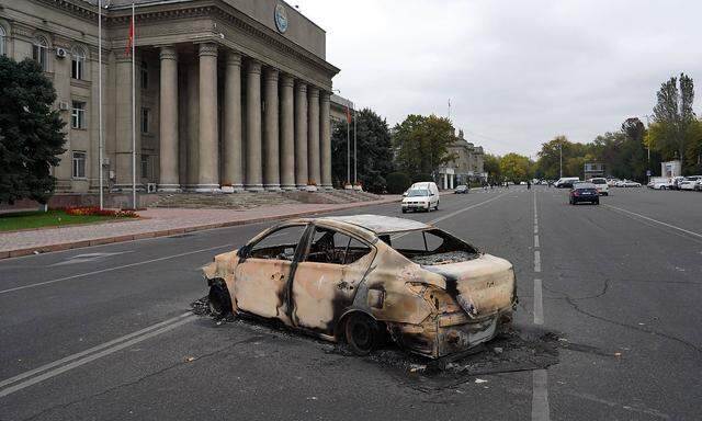 Ein ausgebranntes Auto nach Protesten in Bischkek.