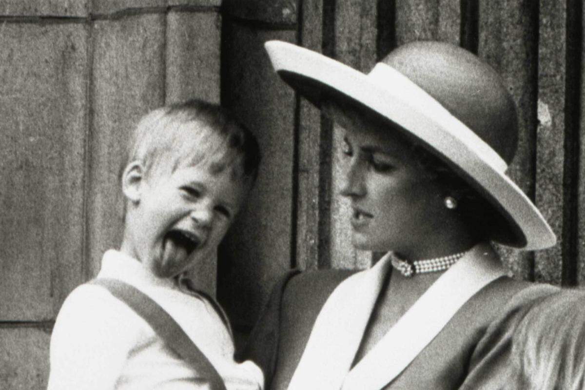 Prinz Harry - Enkel von Queen Elizabeth II. und derzeit Nummer sechs der Thronfolge (Harry rutschte mit der Geburt von Prinz Louis einen Platz zurück) - ist mit der Zeit ruhiger geworden. Als junger Mann fiel der Rotschopf vor allem durch Frauengeschichten und Fehltritte auf.