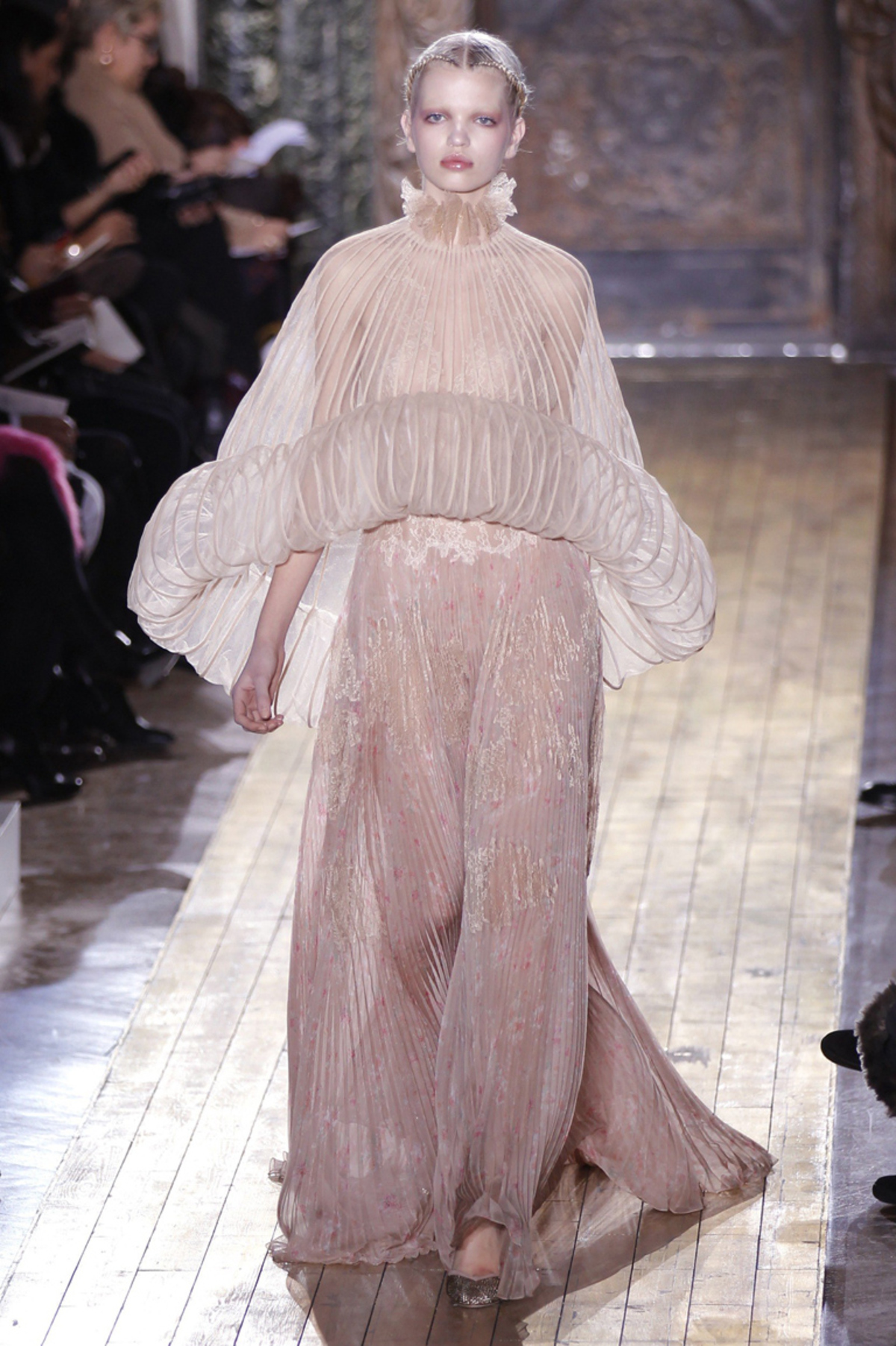 Maria Grazia Chiuri und Pier Paolo Piccioli veranstalteten ein Elfen Defilee für Valentino. Tranparenz umspielte die Mädchen, als hätte das delikate Zwirngeflecht gar nicht den Anspruch, den Körper bedecken zu wollen.