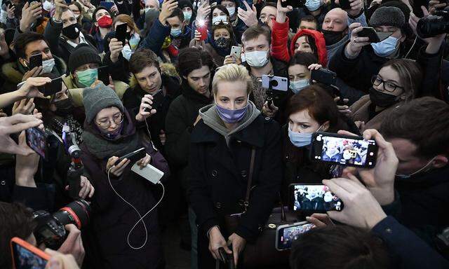Alexejs Ehefrau Julia Nawalnaya wird am Flughafen in Moskau von Anhängern und Medienvertretern umringt.