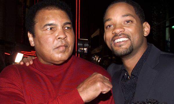 Dezember 2001, Ali: Vor der Präsention des Filmes Ali kam Wil Smith nicht umhin, der Boxlegende einen Show-Kinnhaken abzunehmen.  
