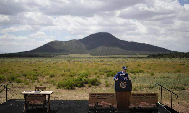 US-Präsident Biden bei der Eröffnungszeremonie in den Weiten Arizonas. 