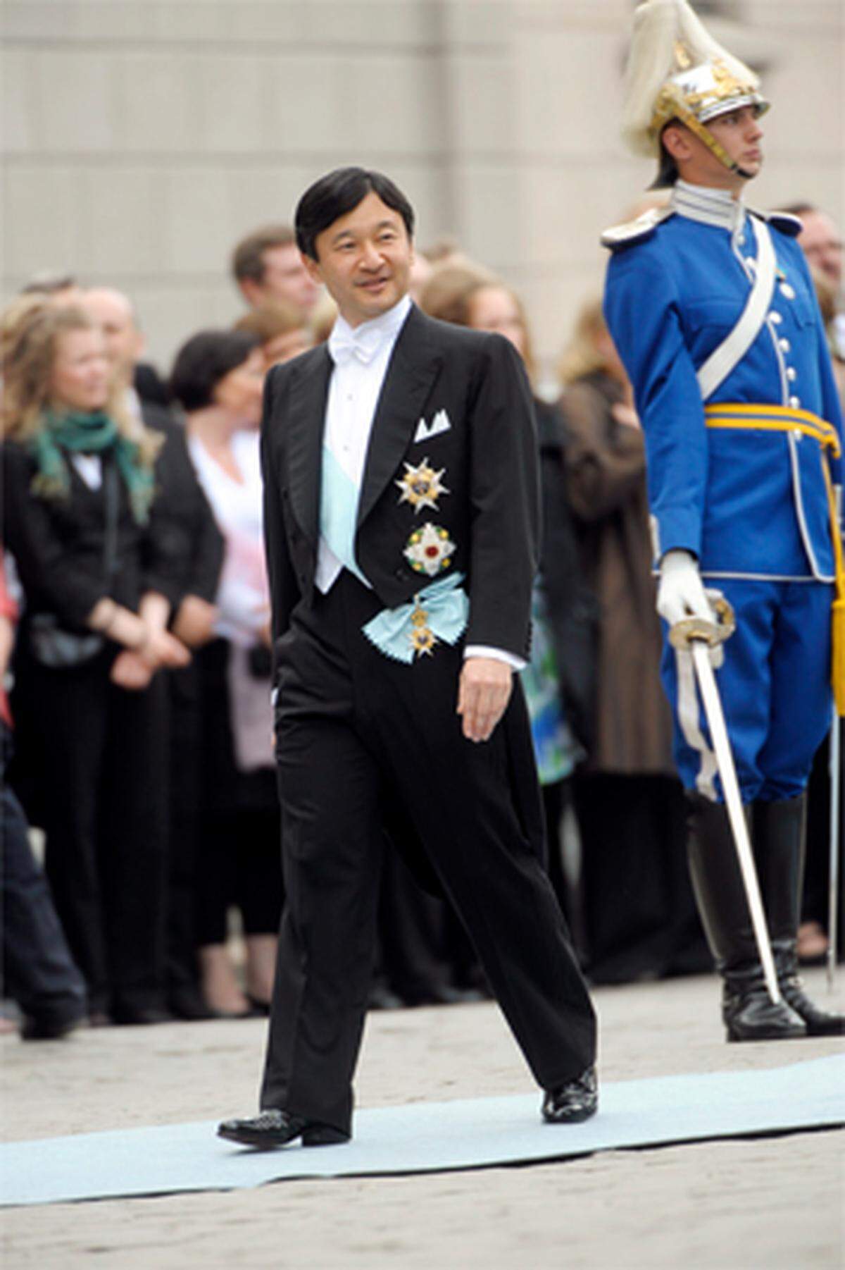 Allein überquert der weit gereiste Prinz Naruhito von Japan den Teppich.